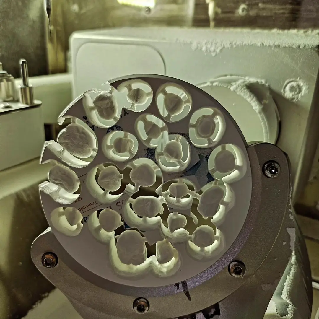 Producción de coronas de zirconia en el laboratorio dental digital