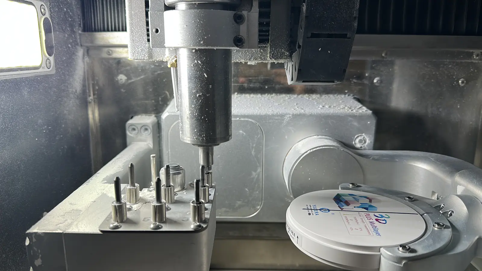 Fresadora dental con carrusel de herramientas y disco de zirconia multicapa