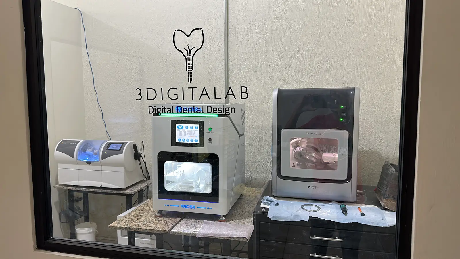 Sala de máquinas CAD/CAM de 3DigitaLab: fresadoras y sinterizadora tras el cristal